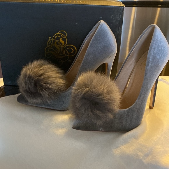 Women Velvet Gray Pump with pom-pom - Picture 2 of 4